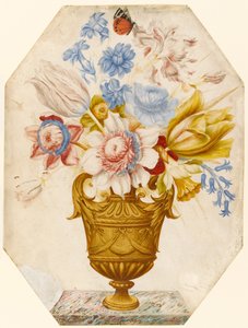 Blumen in einer Vase auf einem Marmorsims mit einem Schmetterling auf der Blume